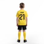Personalisiertes gelbes Fußballtrikot mit Namen und Nummer
